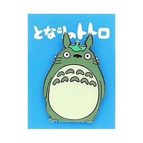 Pin con diseño de Totoro en fondo azul