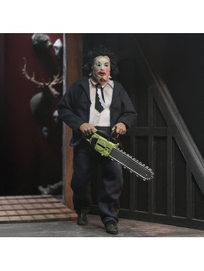 Figura de Leatherface com motosserra e terno escuro.