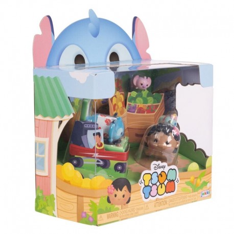 Figura Tsum Tsum Stitch com amigos em cenário colorido.