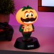 Lámpara Fortnite Icon Tomatohead en un escritorio gamer