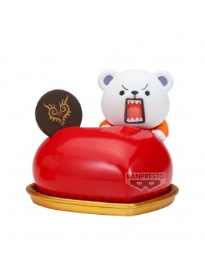 Figura de Bepo Paldolce de One Piece sobre pastel rojo