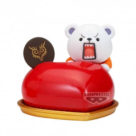 Figura de Bepo Paldolce de One Piece sobre bolo vermelho