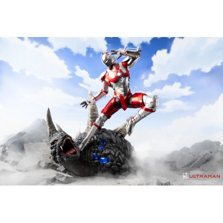 Figura coleccionable de Ultraman combatiendo a Black King