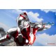 Figura coleccionable de Ultraman combatiendo a Black King