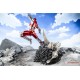 Figura coleccionable de Ultraman combatiendo a Black King