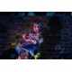 Estatua Jill Valentine enfrentando zombies en fondo de ladrillos