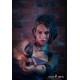 Estatua Jill Valentine enfrentando zombies en fondo de ladrillos
