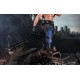 Estatua de Bryan Fury de TEKKEN 7 con fondo post-apocalíptico