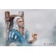 Estátua de Geralt de Rivia sentado no trono
