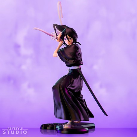 Figura de Rukia de Bleach en postura de combate