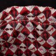 Bolsa preta O Diabo Veste Prada com detalhe vermelho e chaveiro