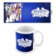 Taza azul de cerámica con el logo Huntrix y personajes de Kpop