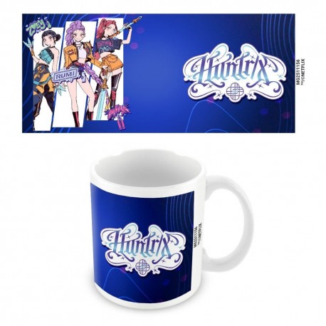 Taza azul de cerámica con el logo Huntrix y personajes de Kpop