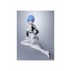 Figura de acción Rei Ayanami en traje blanco y negro con accesorios.