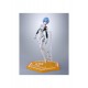 Figura de acción Rei Ayanami en traje blanco y negro con accesorios.