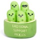 Peluches Pepinillos Emotional Support en una cesta verde