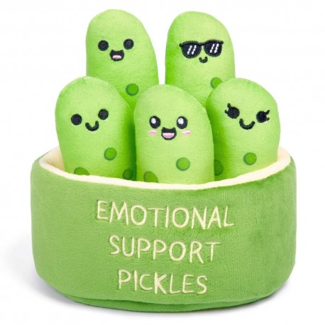 Peluches Pepinillos Emotional Support en una cesta verde