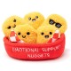Peluches nuggets amarillos en bandeja roja