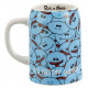 Boccale di birra Rick e guarda il match