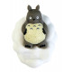 La figura è in possesso di un cellulare Totoro
