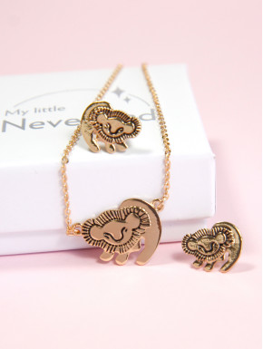 Set in sterling silver The Lion King in Golden