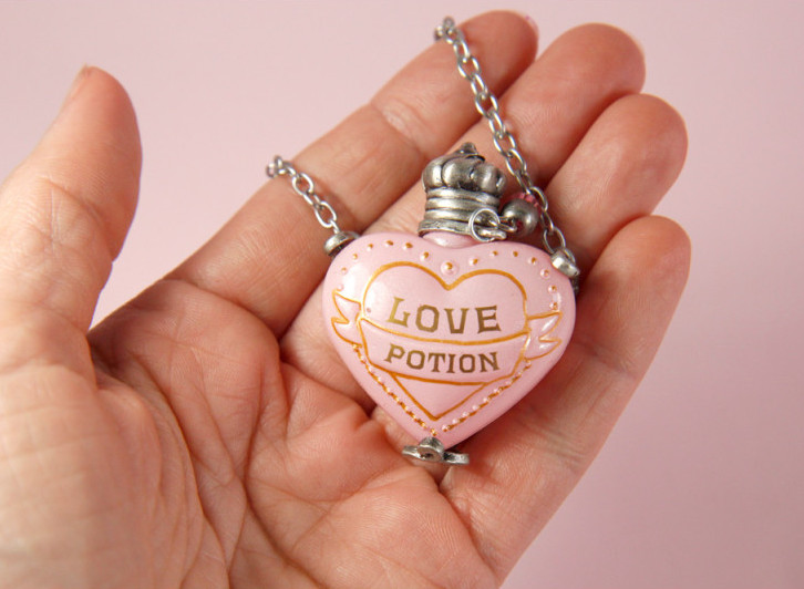 Colgante y Expositor Poción de Amor Harry Potter