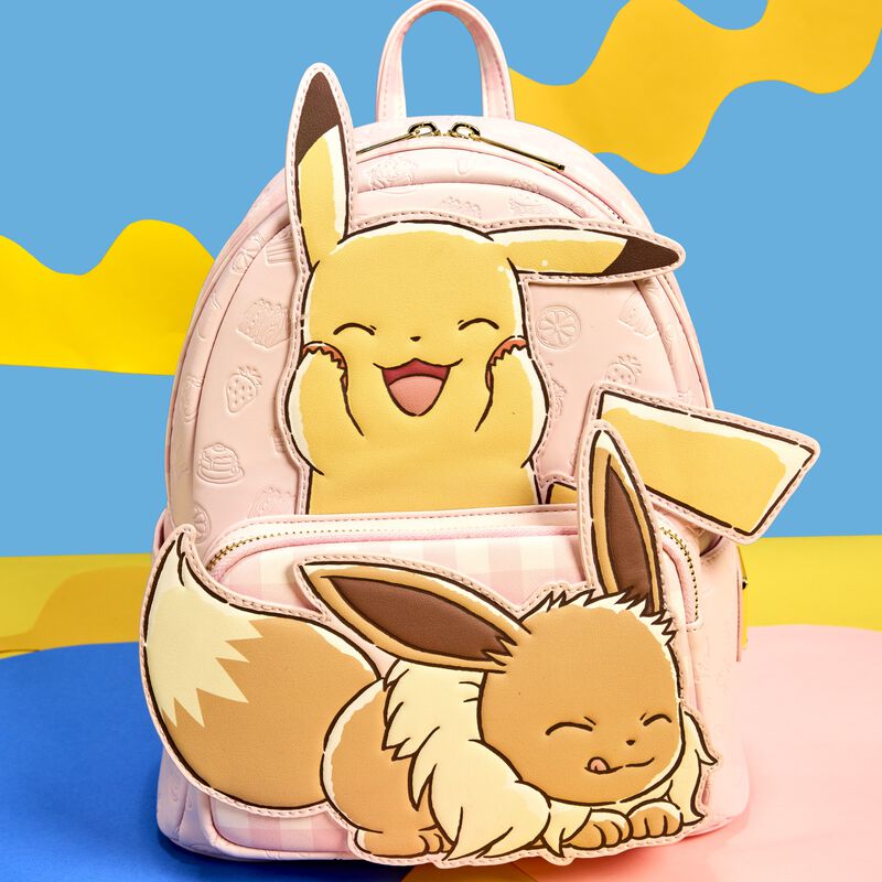 Bolos Loungefly Eevee y Pikachu, no puede ser más dulce, es del Pokemon Café y tiene relieves de dulces en el fondo rosa pastel