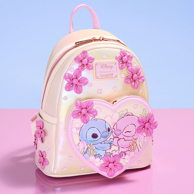 Un ejemplo de una mochila bolso Loungefly con muchos detalles en relieve y texturas diferentes, aparecen Stitch y angel muy cariñosos con flores de sakura en 3D