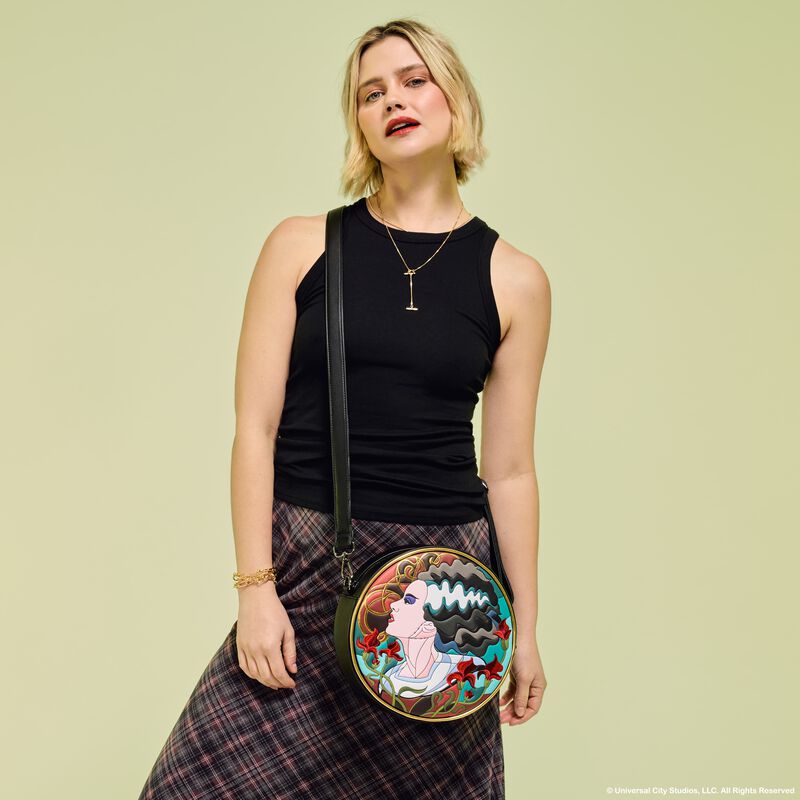Propuesta de outfit para llevar el bolso bandolera Loungefly de la novia de Frankenstein, estilo vidriera gótica