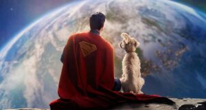 Superman y Krypto mirando la tierra desde la luna, de la película de 2025