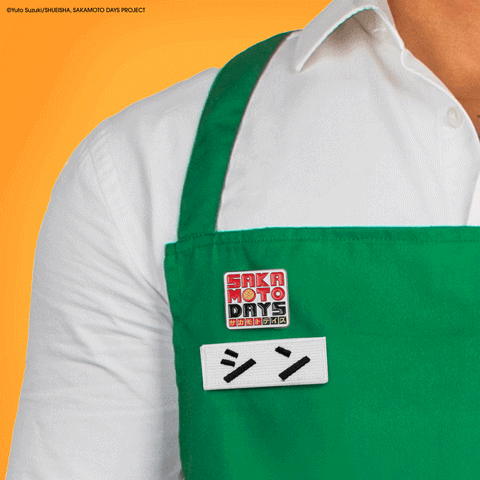 Avental verde oficial de Sakamoto Days com pin e logotipo icônico